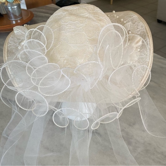 Vintage Wedding Veil Hat  Bride Lace Tulle Vail Cream pearls Roses main image 11